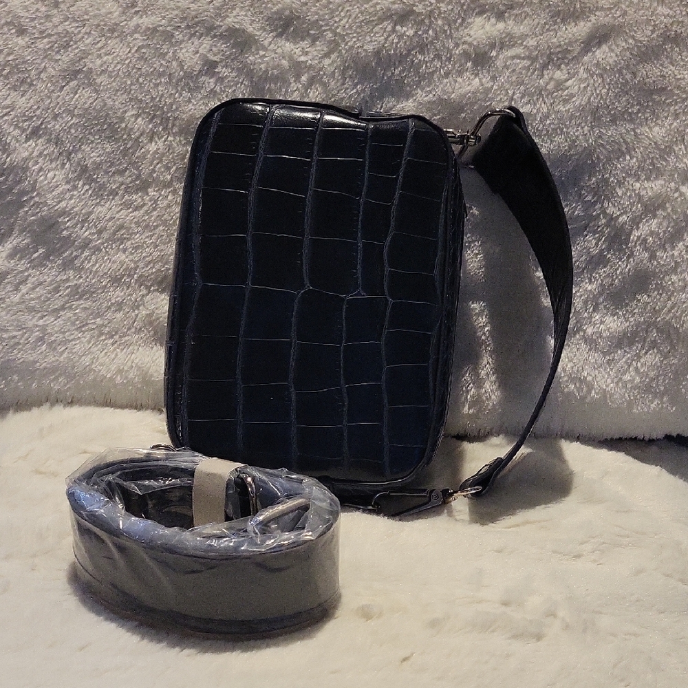 Chic Black Croc-Embossed Crossbody Bag